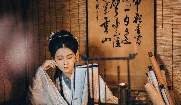 8岁女儿随口吟了两句诗，父亲预测她将沦落风尘，14岁时果然应验
