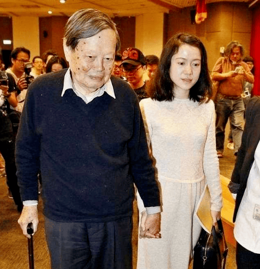 原创             杨振宁月薪惊人！工资全部上交翁帆，难怪看不上那点遗产