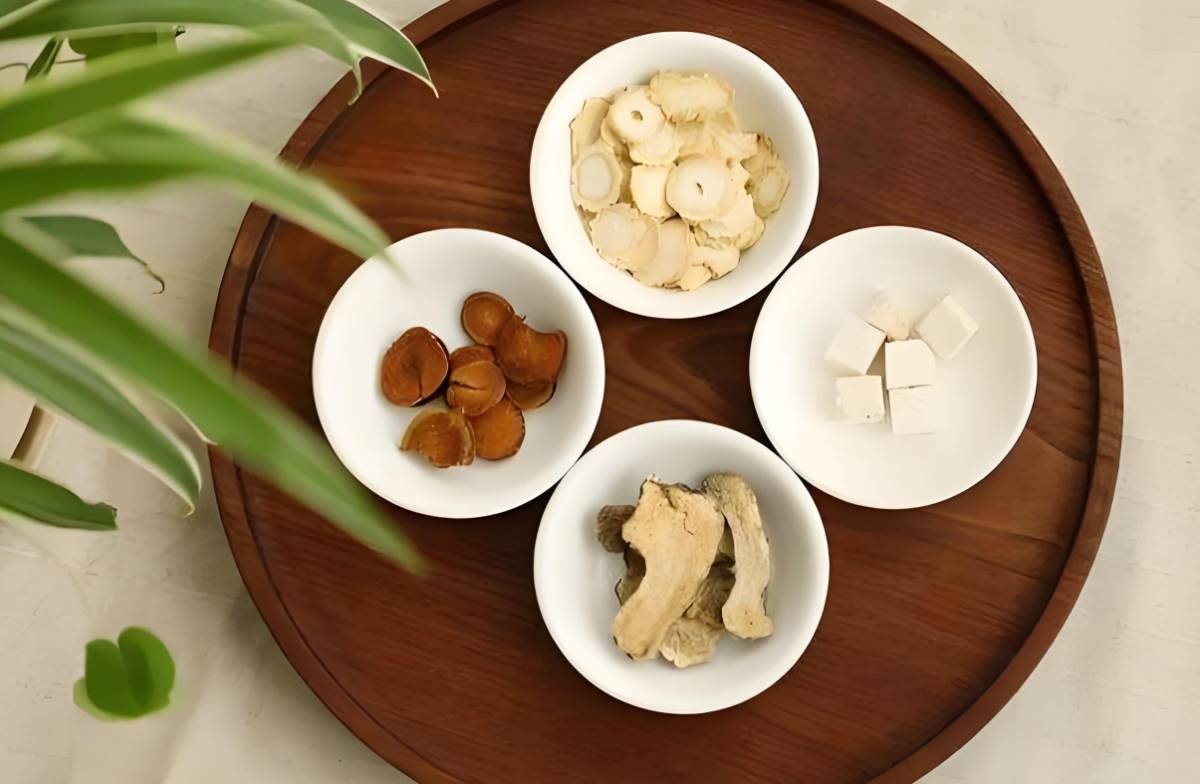 4种中药方剂调理脾胃1.四君子汤：由人参、白术、茯苓、甘草组成，具有益