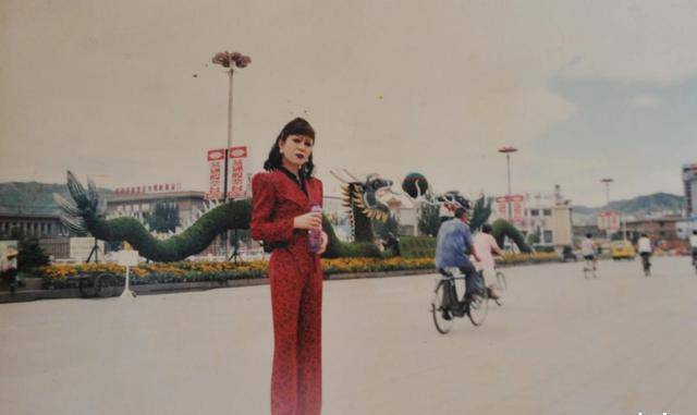 开yun体育网址大爷男扮女装挣下百万家产却沉迷于反串难以自拔后来过得如何(图5)