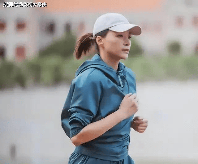 51岁董卿带孩子五一游苏州！素颜出镜气质很好，央视风范不减当年