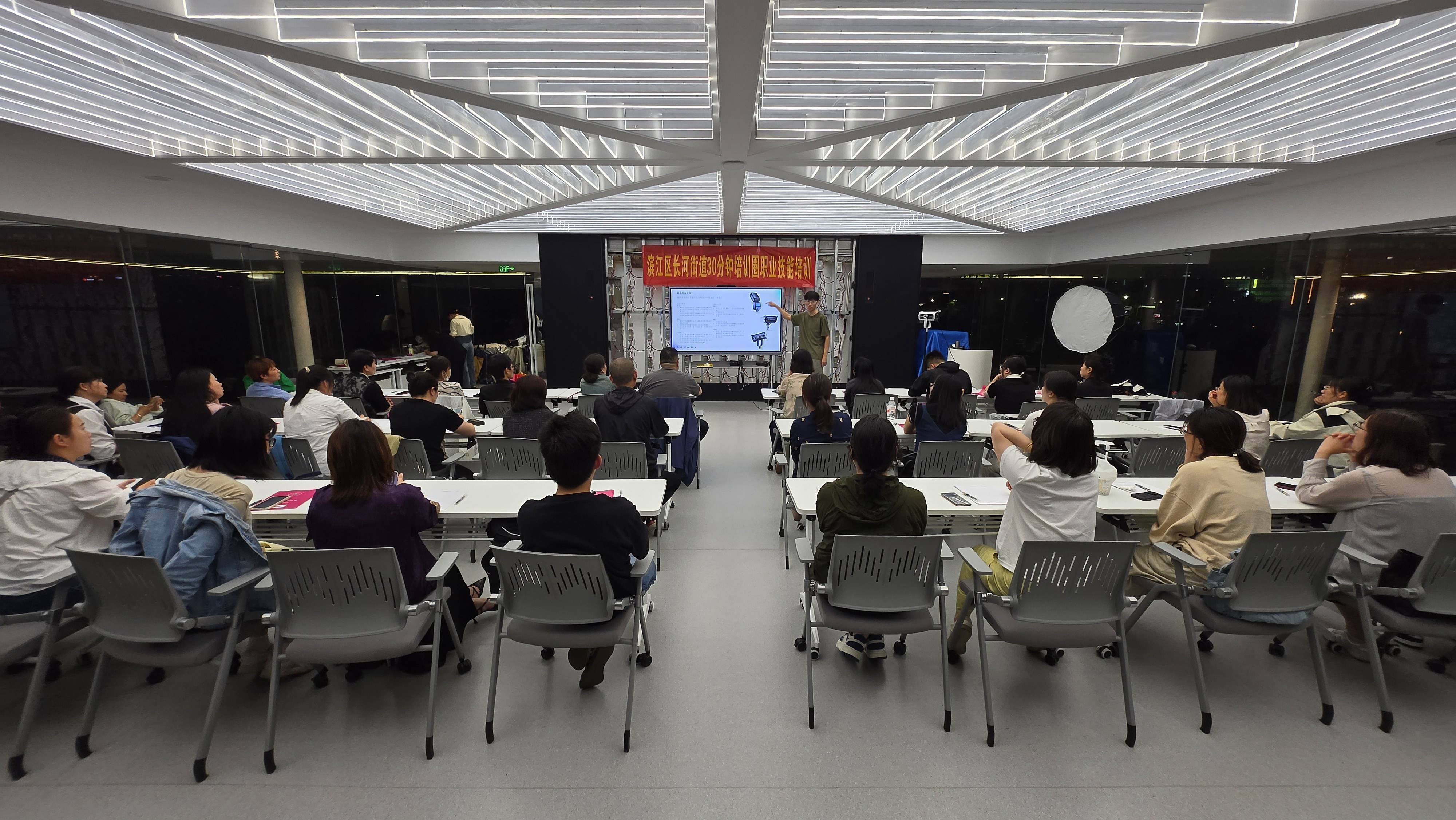 长河街道“30分钟培训圈”新开班技能提升热潮正兴起JN江南