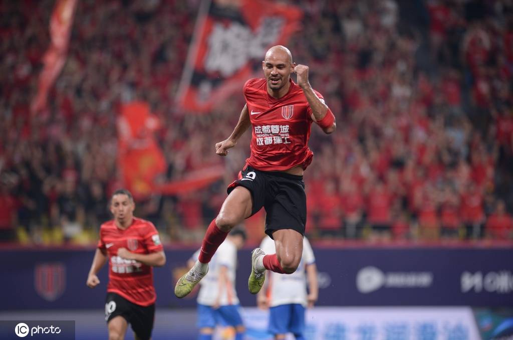 中超-费利佩双响王大雷染红 成都2-1泰山赛季三杀对手