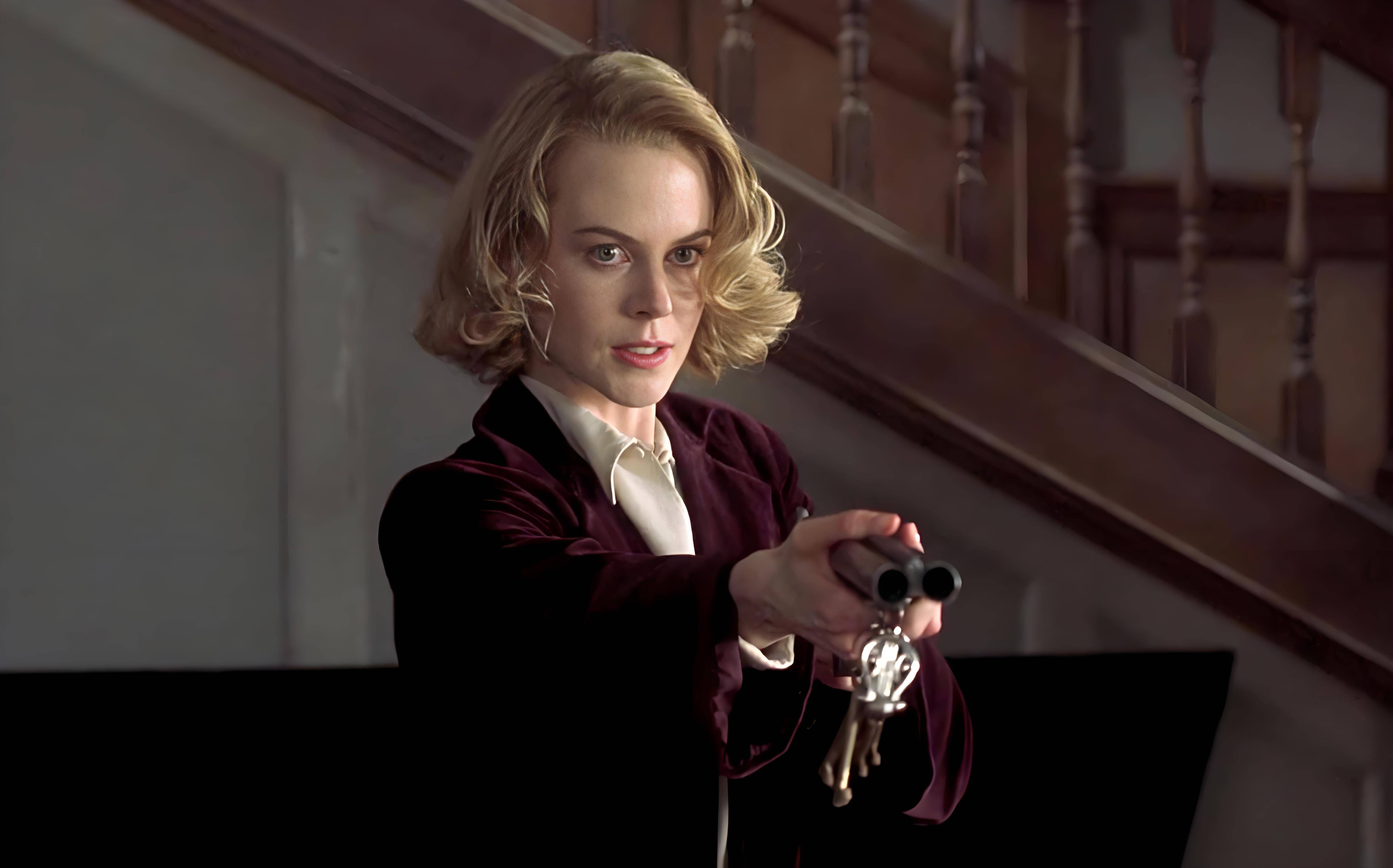 电影最厉害的地方在于,它把悬疑和惊悚的氛围营造得恰到好处。格蕾丝的