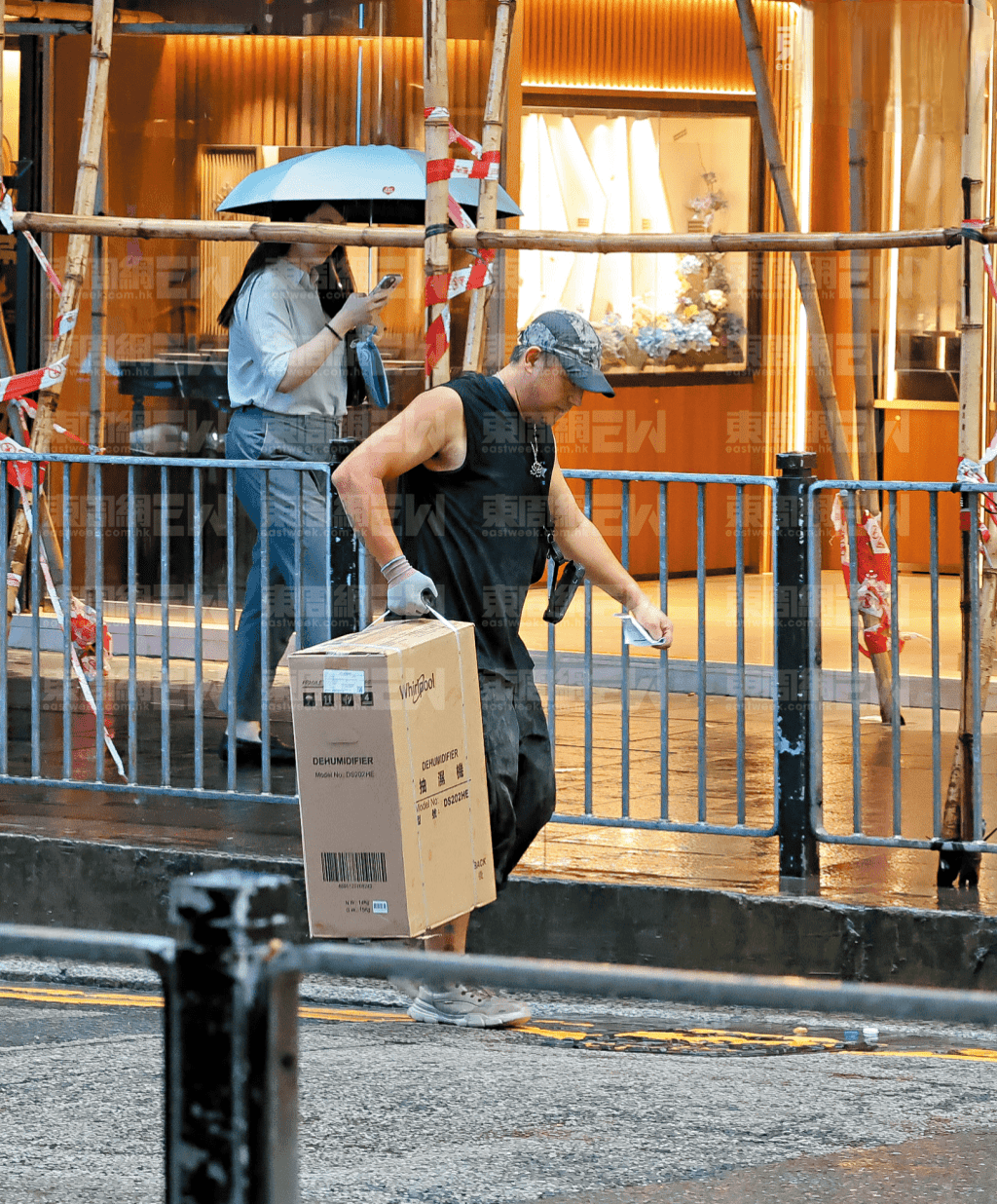 香港男星长期财困被逼与老婆儿子分开，为养家做搬运工，黑雨中送雪柜