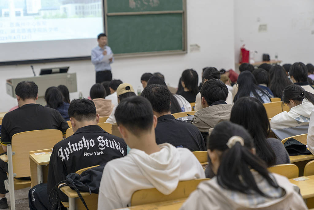 北大交大等多所高校开新生家长会，这是培养巨婴？