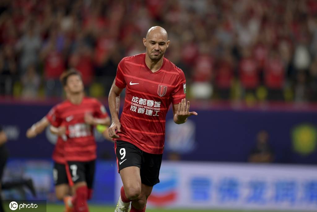 中超-费利佩双响古尔芬克尔传射 成都4-1送海港14轮首败暂登顶