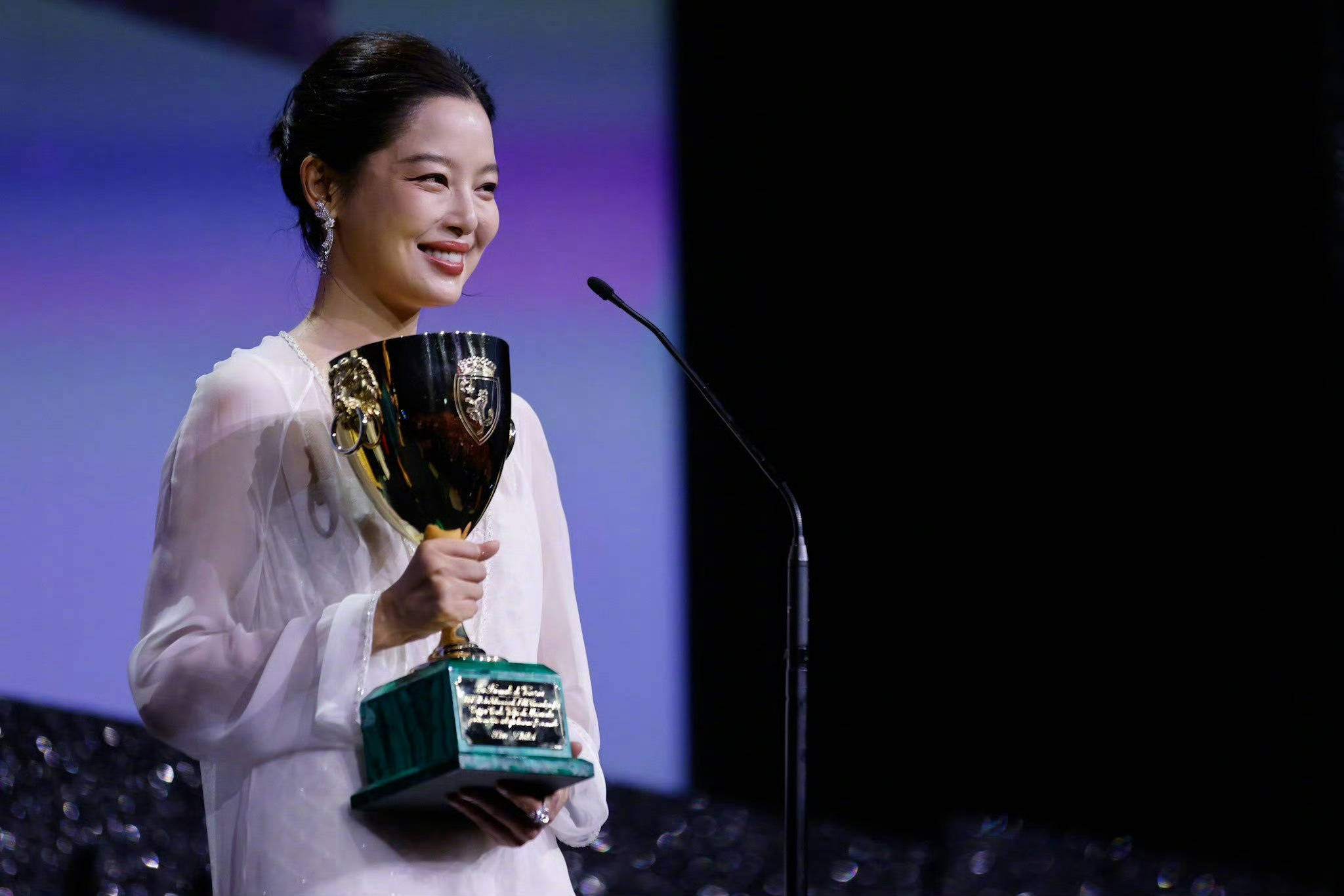 39岁辛芷蕾夺威尼斯影后 哽咽发表获奖感言：“曾经遭到很多嘲笑，现在我为自己感到骄傲！”