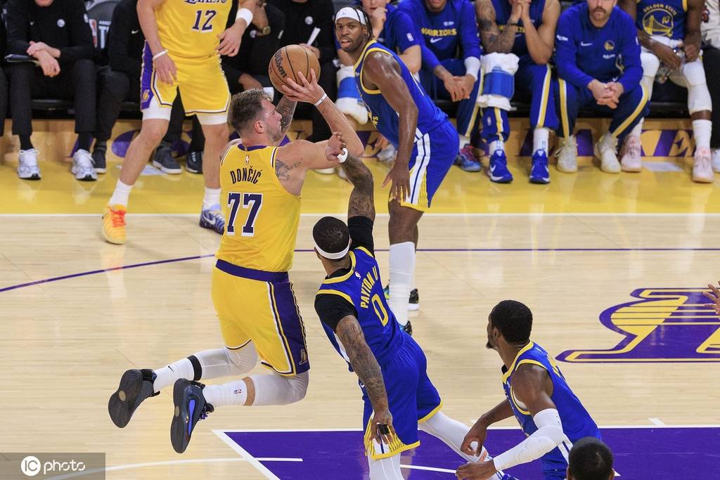 原创             NBA第一天上班就强度爆表？KD东契奇合演悲情双簧