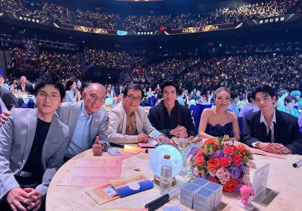 容祖儿回应与成龙误会!称成龙摸其后背争议是捕风捉影:我完全没感觉 容祖儿回应与成龙误会!称成龙摸其后背争议是捕风捉影:我完全没感觉
