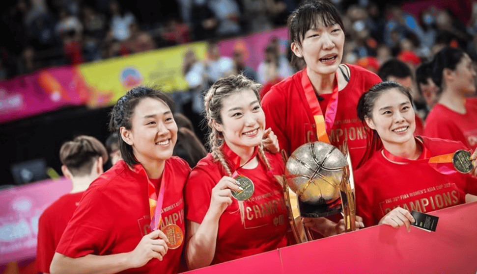 原创             中国女篮迎重磅利好!宫鲁鸣举双手赞成:国手抱团模式恐被瓦解?