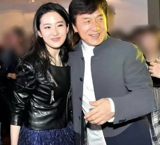 梦回《功夫之王》!38岁刘亦菲晒与71岁成龙同框合照