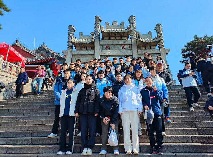 陈梦身穿山东省队颁奖服出发全运会：澳门见