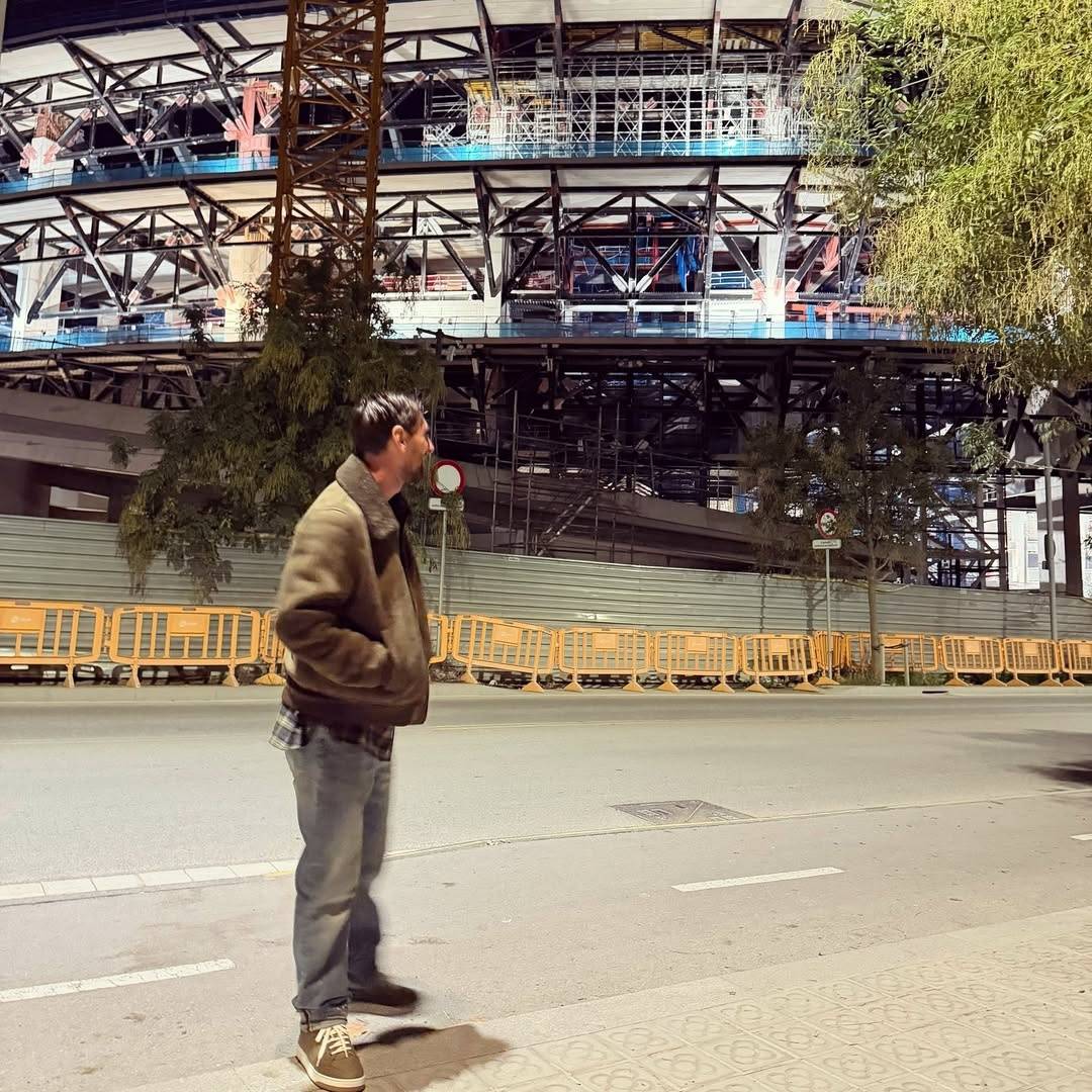 梅西晒照重返诺坎普！西媒：巴萨事先不知情 德保罗陪他去的