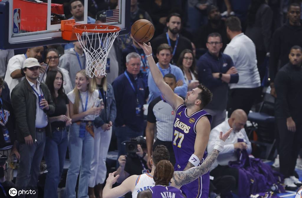 SGA三节30+9东契奇19+7+7 湖人半场被打花惨败雷霆