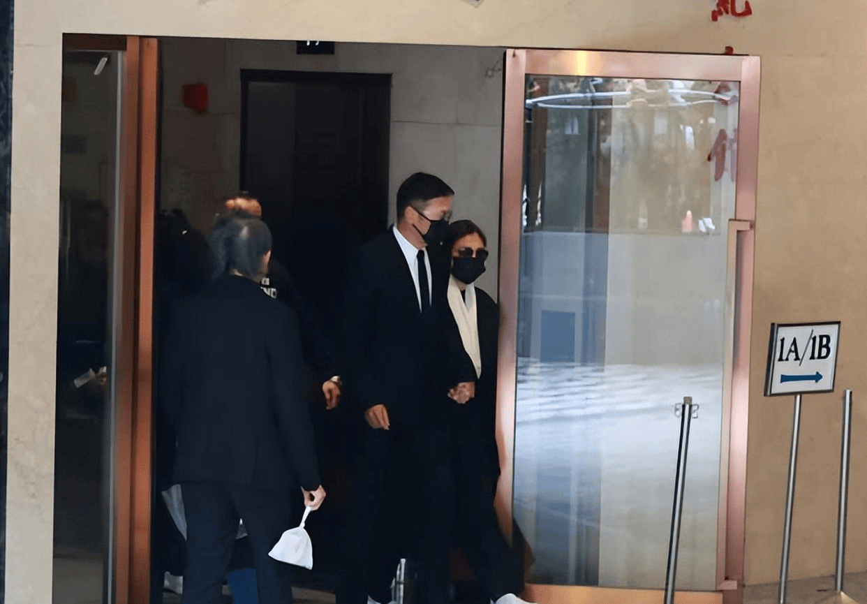 许绍雄出殡众星相送，78岁林子祥双眼含泪，佘诗曼哭着脸奔赴灵堂