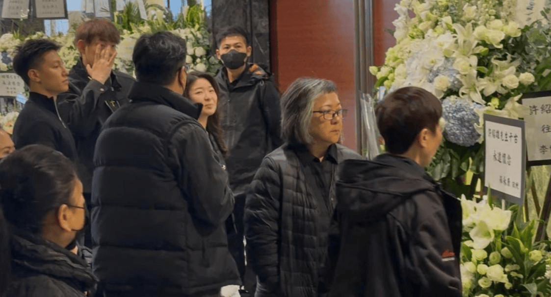 许绍雄出殡众星相送，78岁林子祥双眼含泪，佘诗曼哭着脸奔赴灵堂