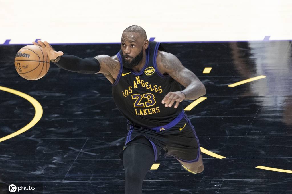 记者:詹姆斯坚持要求东契奇在首发介绍环节压轴出场