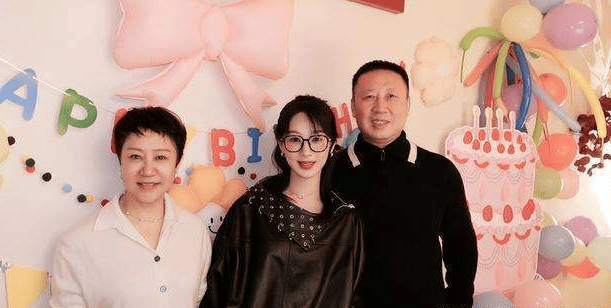 关系藏不住了，杨紫生日晒全家福，李现异常活跃张一山却沉默了