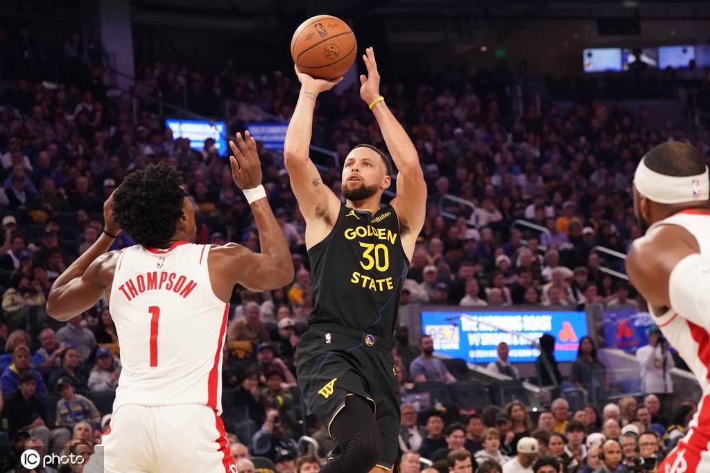 原创             库里狂吞6失误+提前退场 对比小谢生涯之夜更显老态