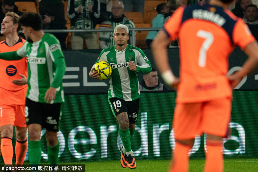 西甲-进球大战！安东尼闪击费兰半场戴帽 巴萨5-3贝蒂斯