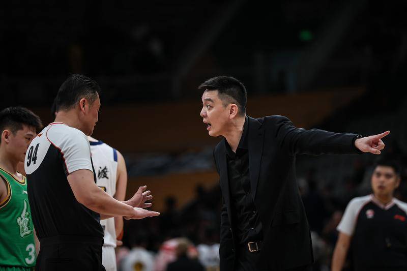 杨鸣怒喷裁判吃两T遭驱逐 北京获6次罚球拉开分差