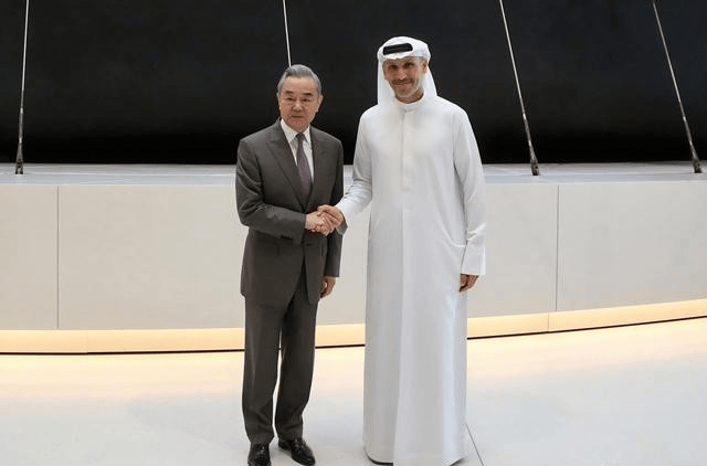 王毅警告话音刚落,特朗普给日本送上“厚礼”,高市惊觉不对劲