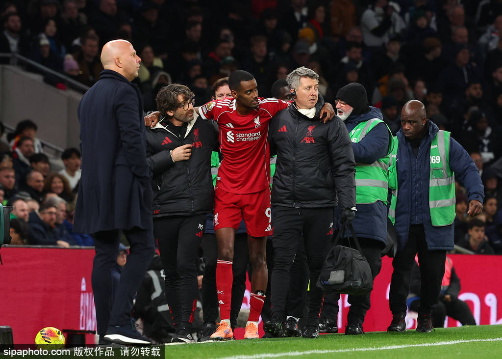 英超-维尔茨助攻伊萨克破门+伤退 利物浦2-1九人热刺