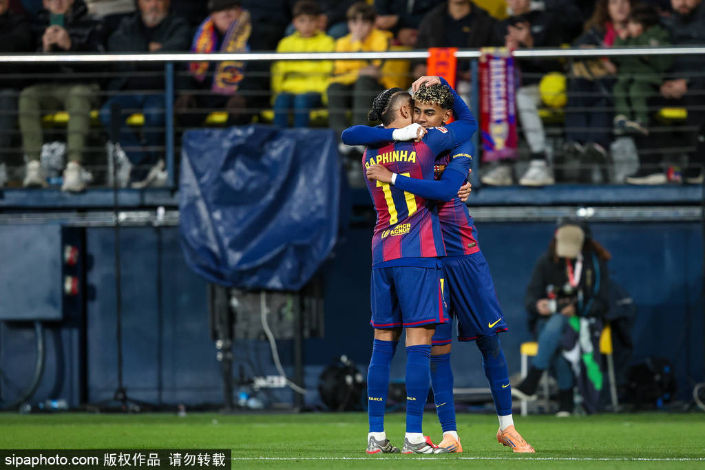 西甲-拉菲尼亚点射德容助亚马尔破门 巴萨2-0黄潜领跑