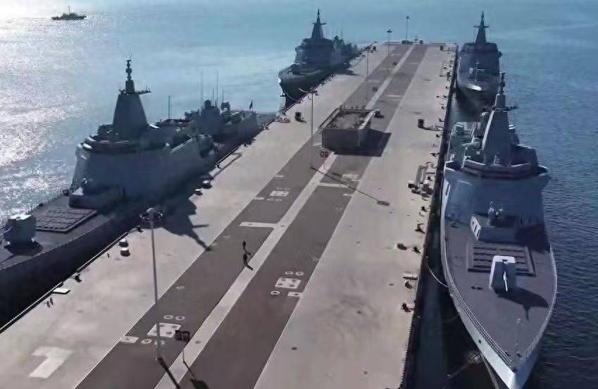 解放军新年开训启幕！4艘055万吨大驱同框，歼20实弹发射，剑指美军北上通道