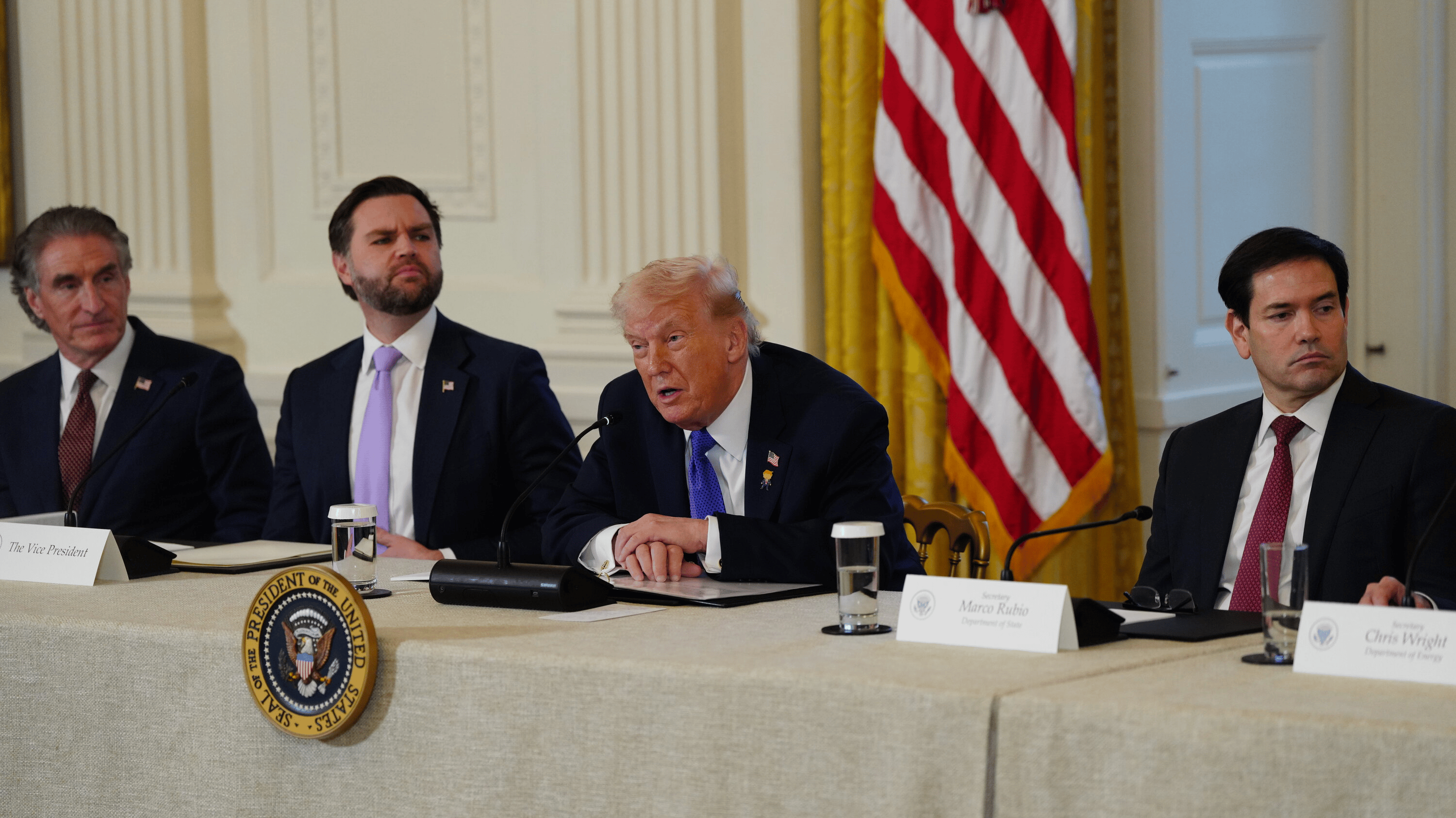 特朗普：美国必须拥有格陵兰岛 以防中俄占有