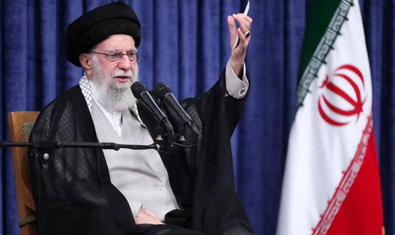 革命卫队损失惨重,哈梅内伊下令全国哀悼三天,伊朗总统“坐山观虎斗”?