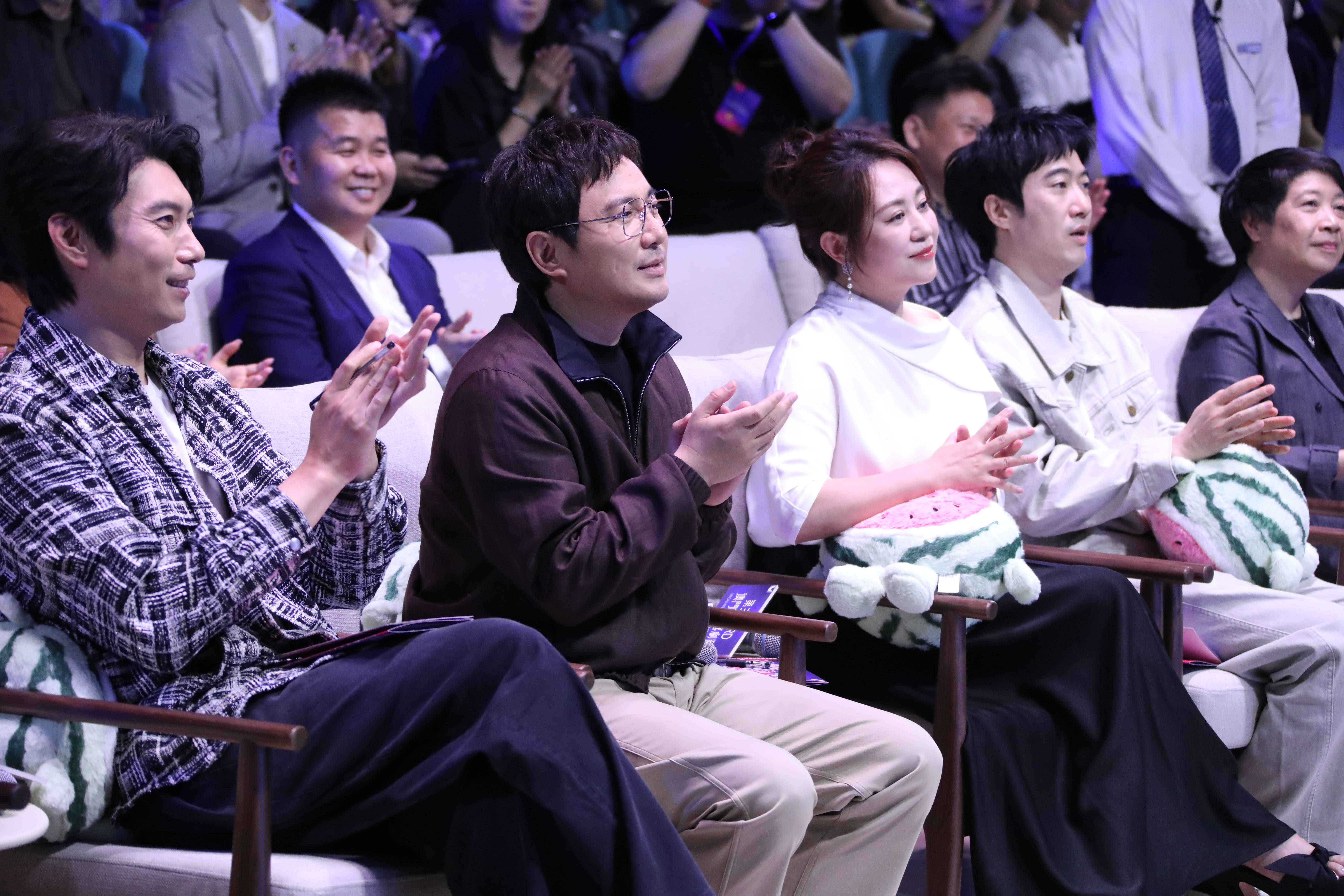 沈腾马丽合体亮相台下热聊 第三届澳门国际喜剧节开幕封面图