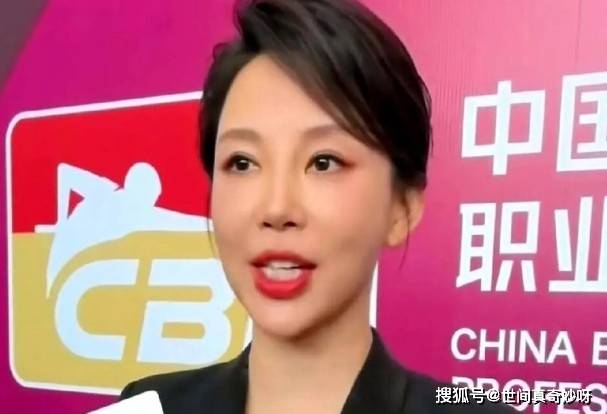 44岁潘晓婷晒旧照惹争议与小21岁台球神童互动甜蜜网友：这才是神仙爱情！
