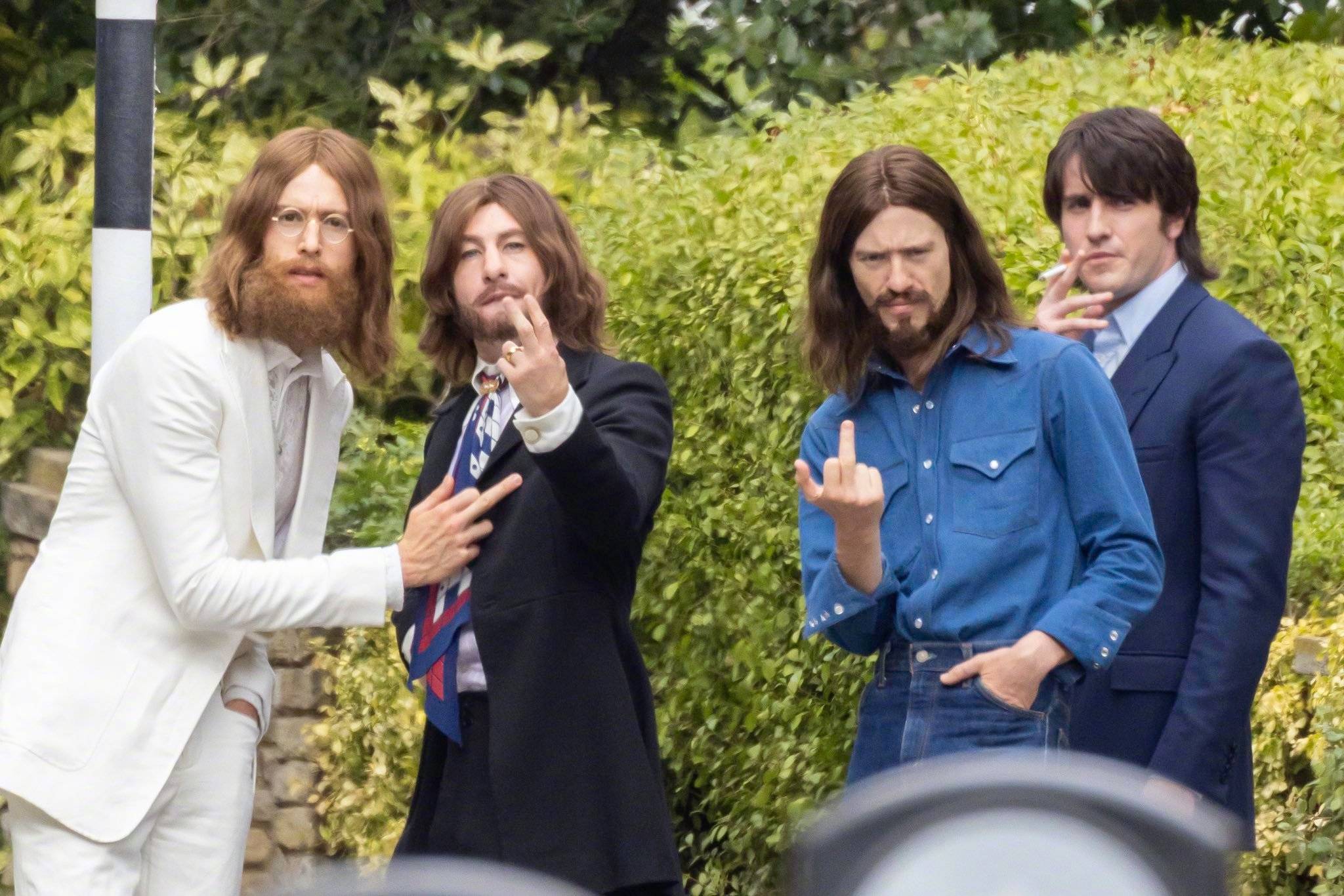 披头士乐队系列传记片曝新路透 乐队四人还原《Abbey Road》经典专辑封面