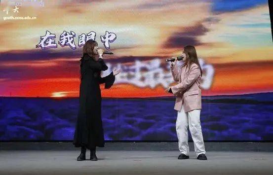 手争霸赛优秀选手梅倩、高宏宇带来《最美的太阳》，现场氛围活泼热烈。