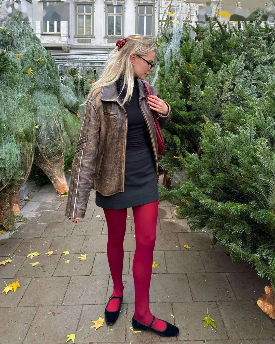 在原来的穿搭风格上点题春节，你押对红丝袜+奶奶鞋的这个搭配思路了吗？