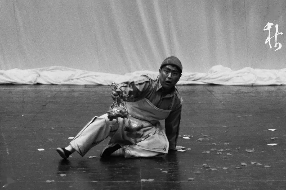 姜博 饰演 老朱等 摄影/百元我们以前排戏是一锅粥，需要加各种佐料，现在