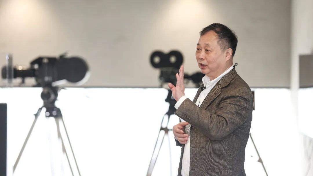 本次光影艺术展,何春雷遴选了数十件个人收藏,其中多台相机与镜头都是