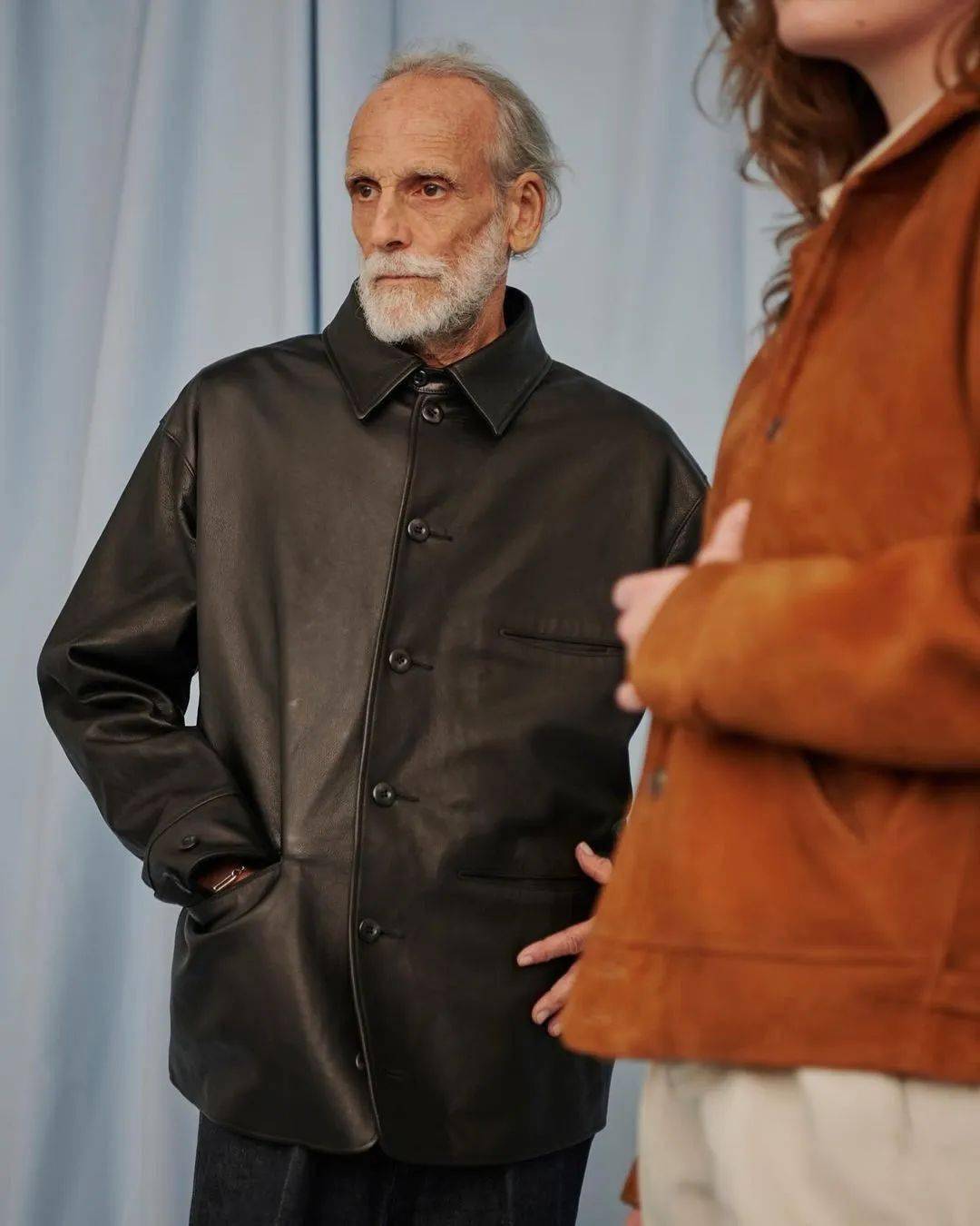 70岁的老人,成了日本最火的模特?-日本老年人的穿着打扮图片