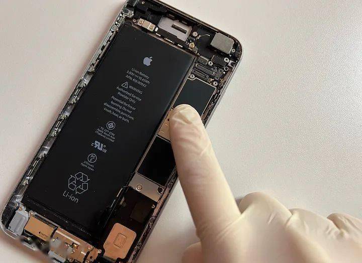 苹果iPhone 16 Pro Max电池曝料：能量密度提升、首用不锈钢外壳