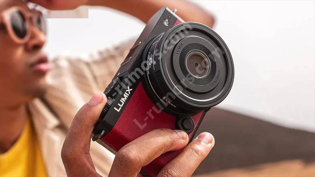 松下 Lumix S9 相机更多谍照曝光：红色饰皮、附带 26mm F8 镜头