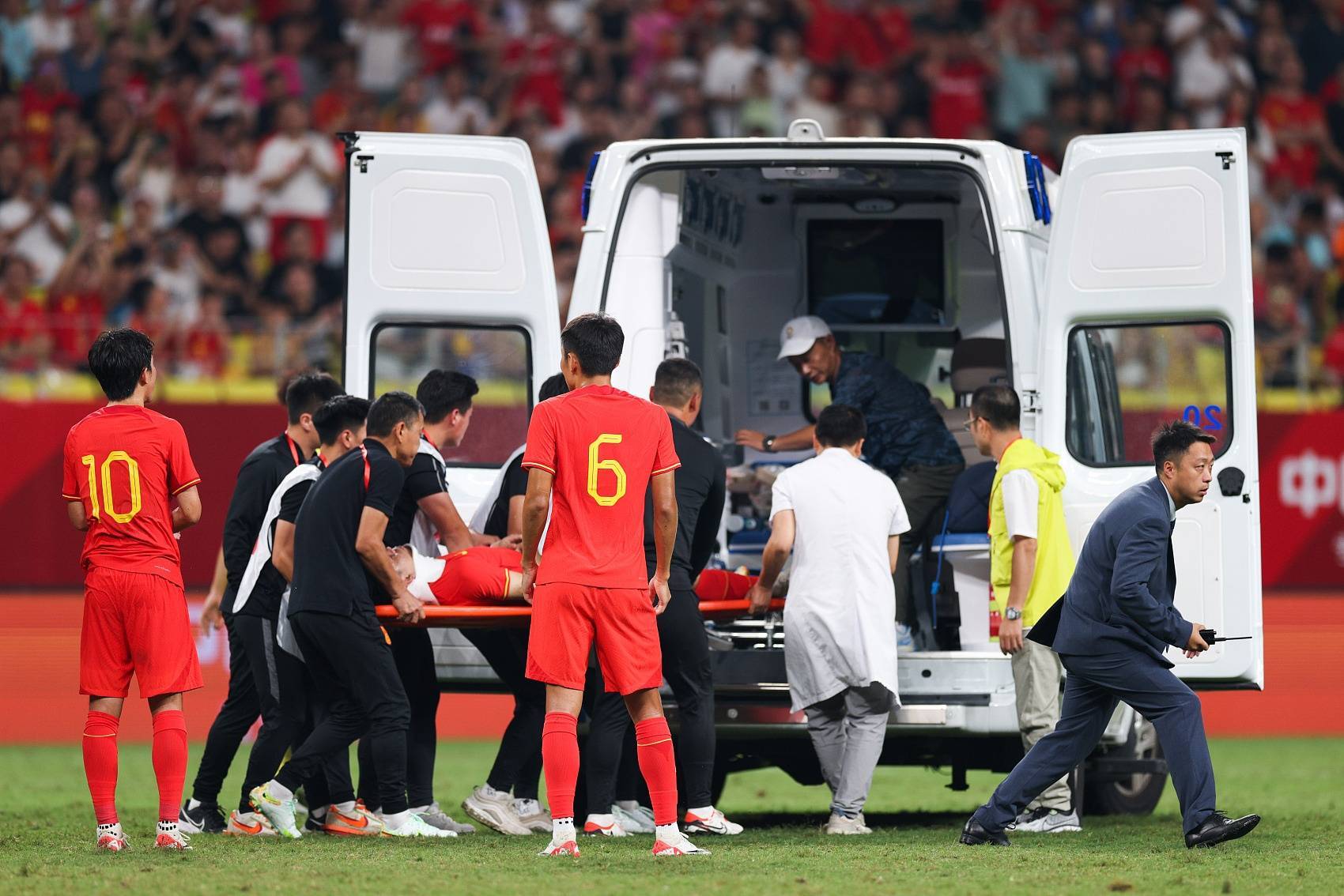 记者：李帅一直吃止疼药打比赛，他曾为国足受伤不可能拒绝征召