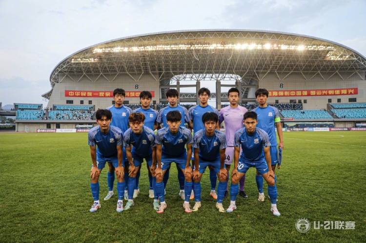 U21联赛第6轮，申花队0-1浙江队，赛前，杨皓宇领取最佳球员奖杯