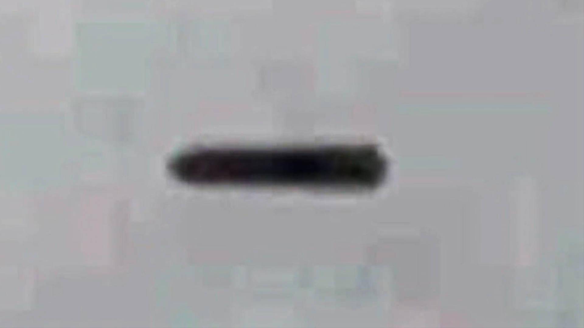 月球惊现巨型圆柱UFO：业余天文学家的震撼发现