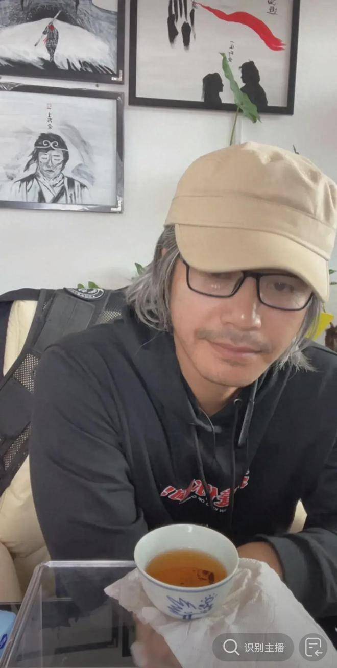 小伙靠模仿周星驰直播走红，直播间10多万人观看，翻身就在一瞬间