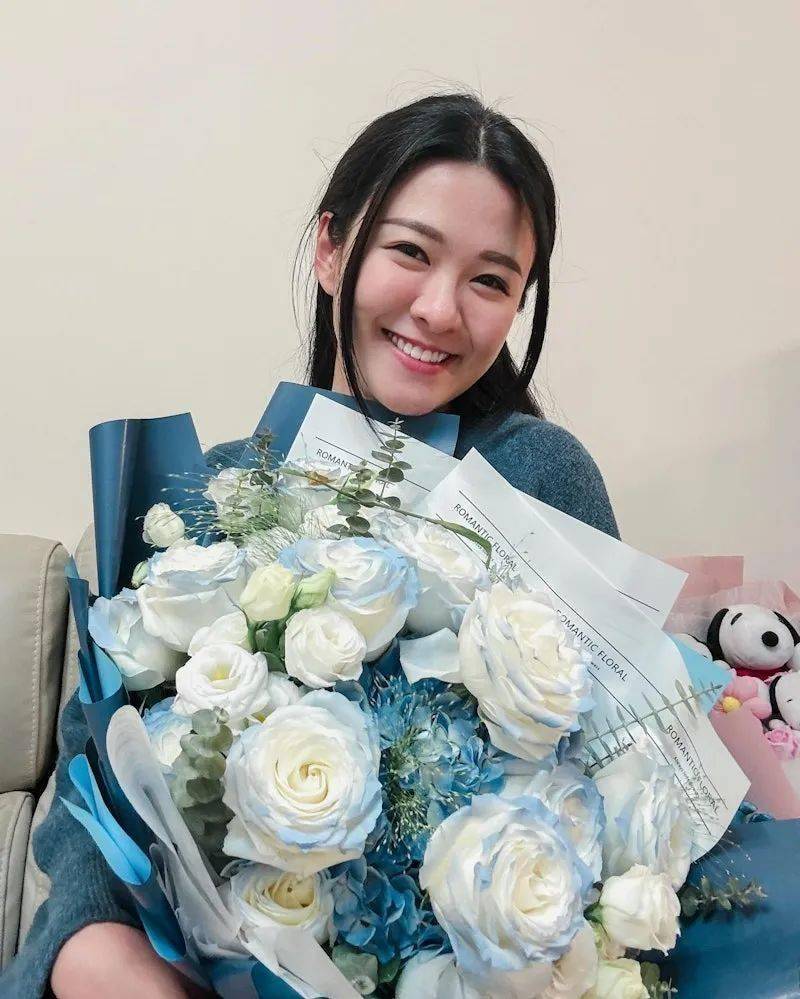 29岁tvb小花突晒喷血婚纱照！与有米男友分手两年，感情生活成谜