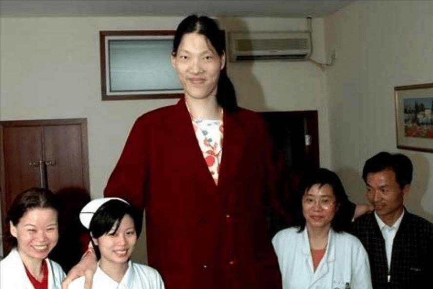 世界第一女巨人来自中国安徽，穿78码的鞋子，一顿饭吃六碗炒面