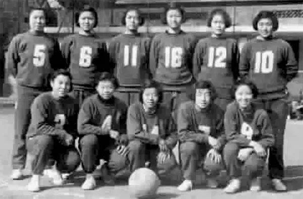 电影《女篮5号》的男队员和女教练