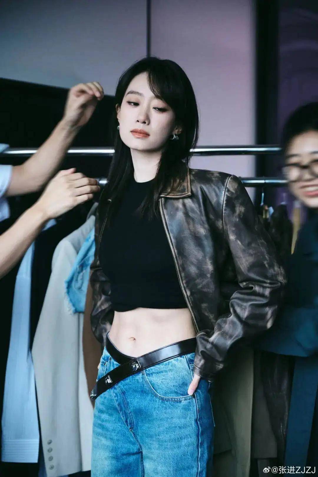 才发现她也是衣架子！